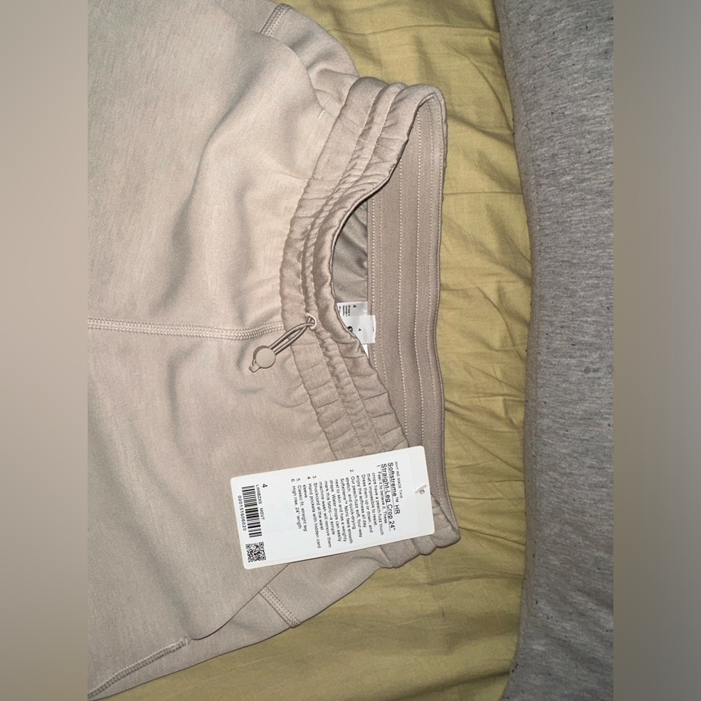 Lululemon softstreme straight leg crop size 4 never worn  soft fabric